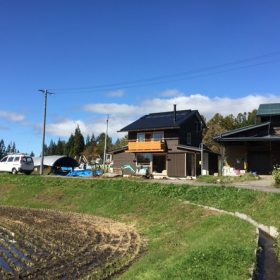 田園地にあるわんぱくカフェ風な家