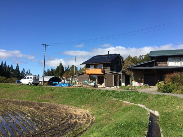 田園地にあるわんぱくカフェ風な家