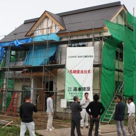 雪国に建つ平屋で片流れの家