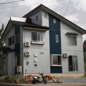 スキー場に建つ克雪の家