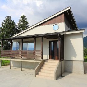 雪国に建つ平屋で片流れの家