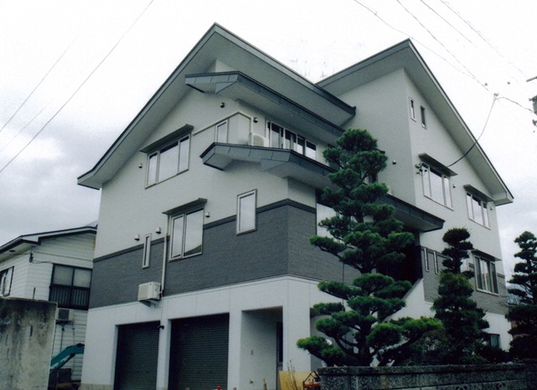 飯山の３階建て住宅