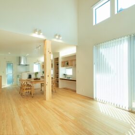大屋根を活かした開放的な明るい家